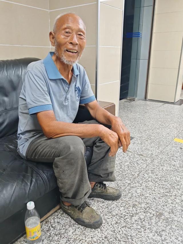 陕西76岁“出逃爷爷”：种地一生，我关掉手机偷偷骑行数千里看梦中大桥_陕西76岁“出逃爷爷”：种地一生，我关掉手机偷偷骑行数千里看梦中大桥_